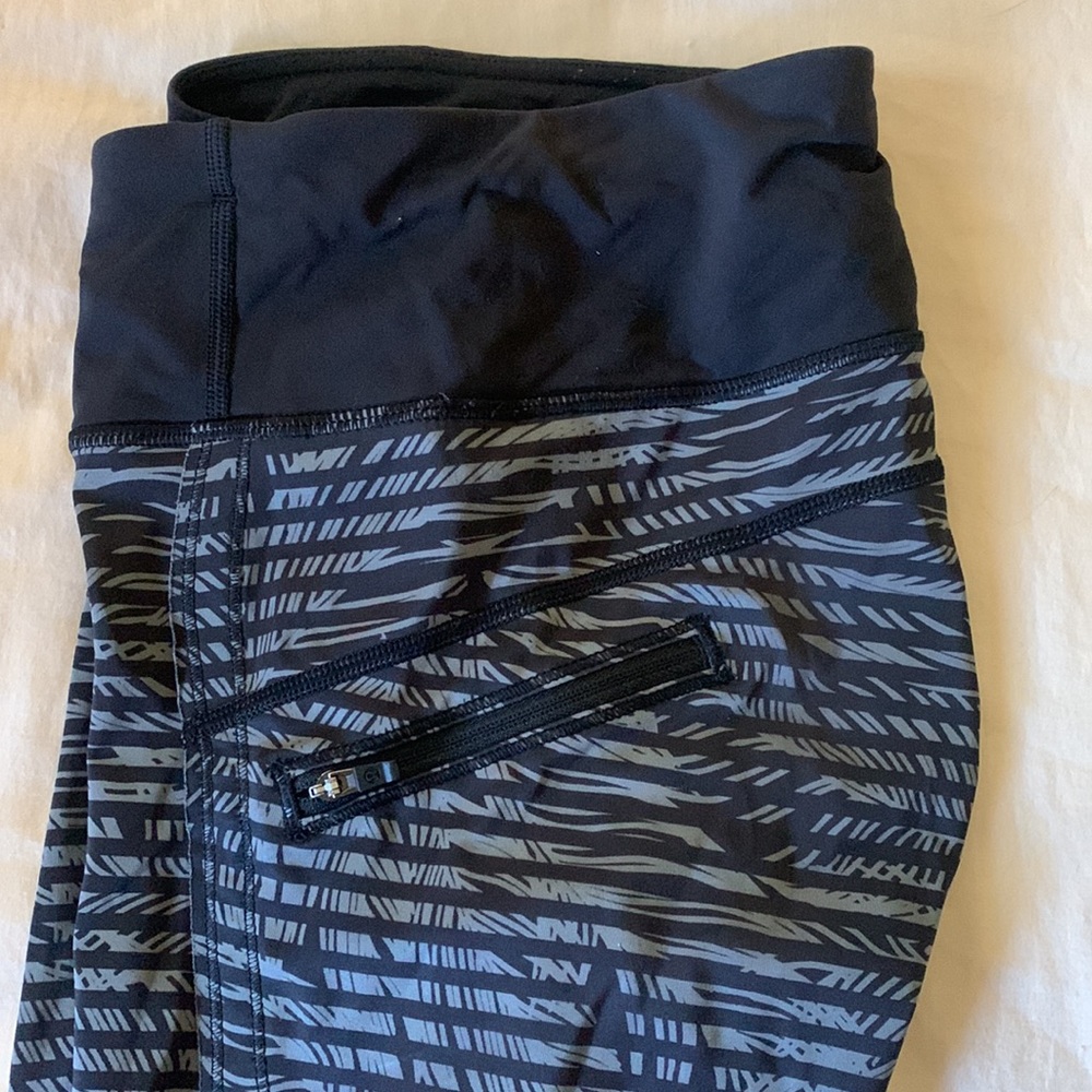 Striped Leaf Pattern Lululemon Capri Leggings Euc - image 6
